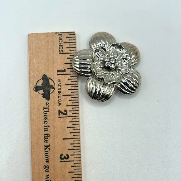 Vintage Crystal Silver Flower Brooch - Picture 5 of 7